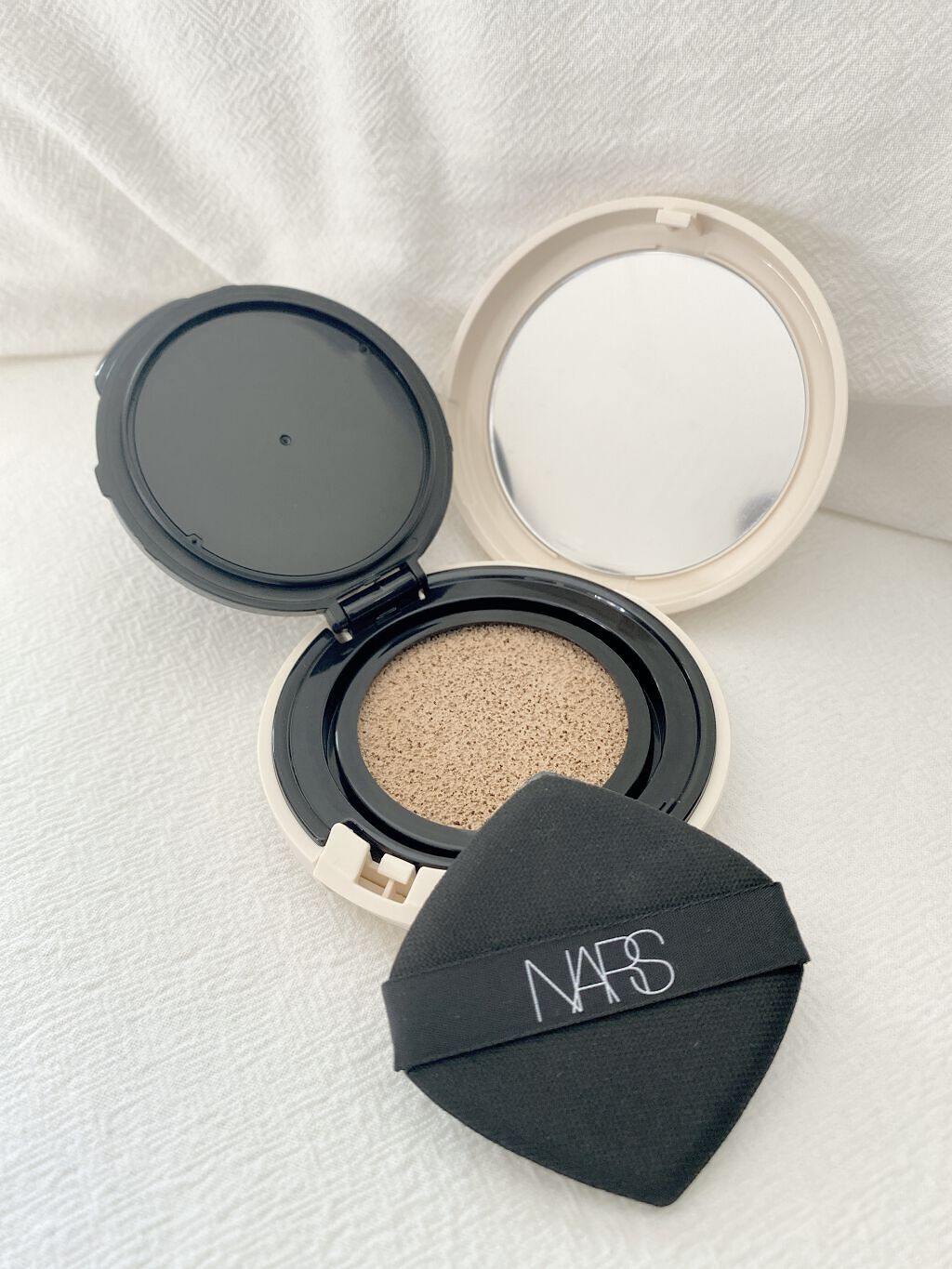 ピュアラディアントプロテクション アクアティックグロー クッションファンデーション SPF50+／PA+++ 00511/NARS/クッションファンデーションを使ったクチコミ（2枚目）