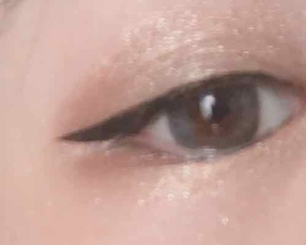 ayane on LIPS 「私流です⸜❤︎⸝アイラインの引き方です😍❤私流なので、あまり..」(1枚目)