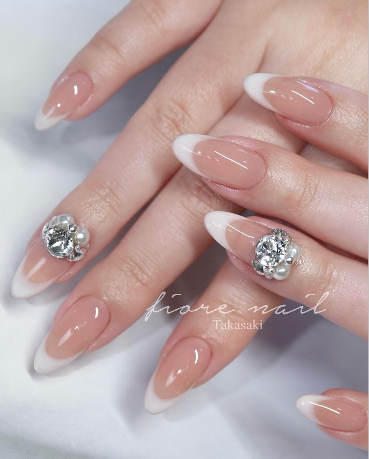 使用アイテム @reagel.nail 
・S043 シアーベージュ
・S022 シアーホワイト
⁡
少し黄色味のある濃いめシアーホワイト
S022でふんわりとした印象のフレンチに💅🏻✨️
パキッとしたフレンチと少しイメージが異なり
柔