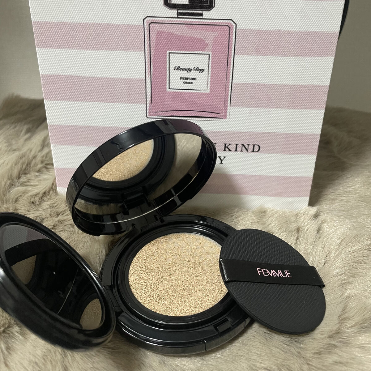 エバーグロウクッション SPF23 PA++ ナチュラルベージュ/FEMMUE/クッションファンデーションを使ったクチコミ（2枚目）