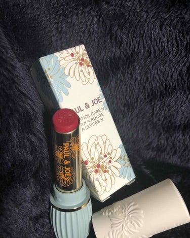 ⭐️ポール&ジヨー⭐️
リップスティック💄

ダークチェリー🍒
品番、、、何だろうか？？
限定色と言ってたか！！

しっかりつけると、可愛い色味なんだけど
ハッキリした色
私はぼかして使用してます
ぼか