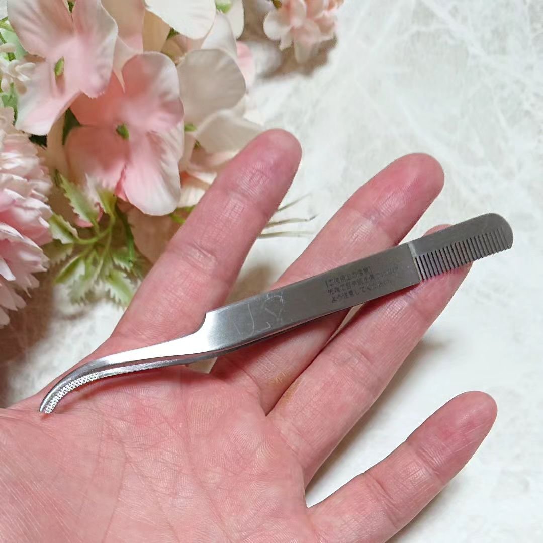 ミッシュブルーミン コーム&ツイーザーのクチコミ「束感まつげ専用の商品で、ツイーザー部分でつけまつげをつける際や束感まつげを作り、コーム部分はま.....」（3枚目）