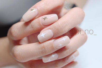 shino on LIPS 「ライブ用ネイル💅ナチュラルカラーにキラキラシールが可愛い😍❤️..」(3枚目)