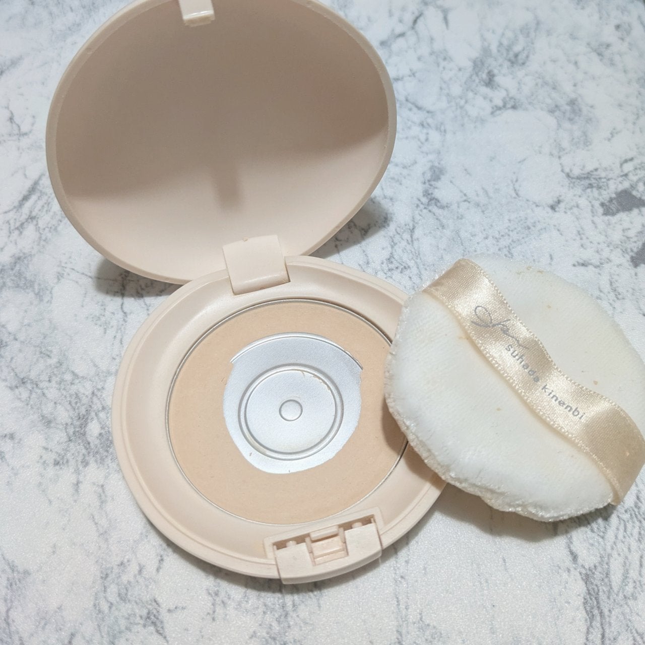 すっぴんパウダーC ホワイトフローラルブーケの香り/クラブ/プレストパウダーを使ったクチコミ(3枚目)