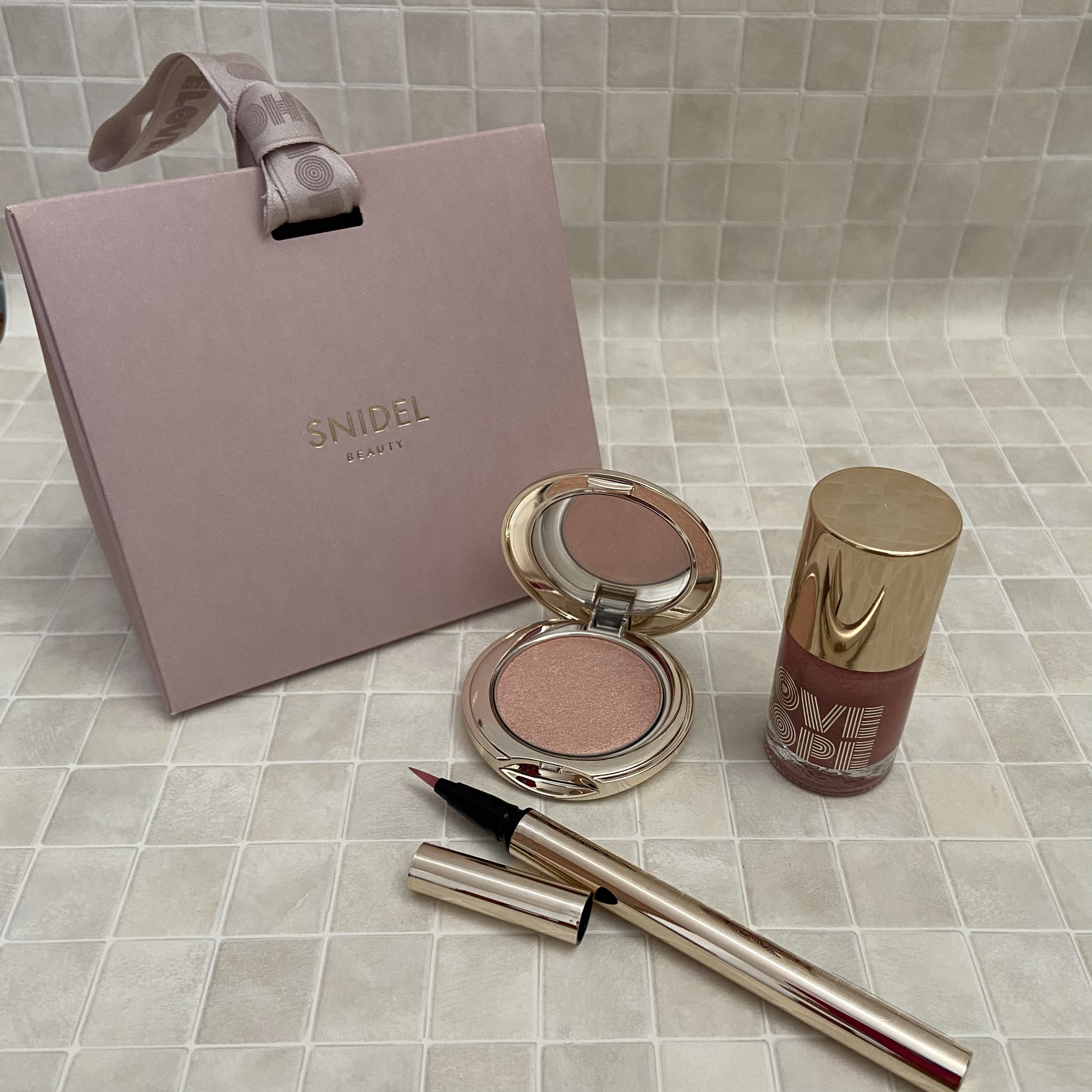 SNIDEL BEAUTY スナイデル ホリデー メイクアップ コフレ 2022のクチコミ「スナイデル ホリデー メイクアップ コフレ 2022

発売当初買うか悩んだコフレが…公式サイ.....」（1枚目）