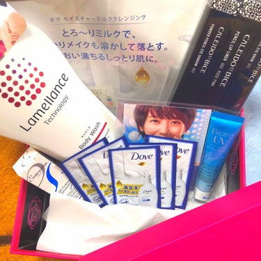 bloombox3回目♡
今回はコスメも入っていました！！♡

〜内容〜
アンブリオリス モイスチャークリーム 5ml

カレイドエビーチェ
・ペンシルアイシャドウ 01
・ペンシルリップライナー 02