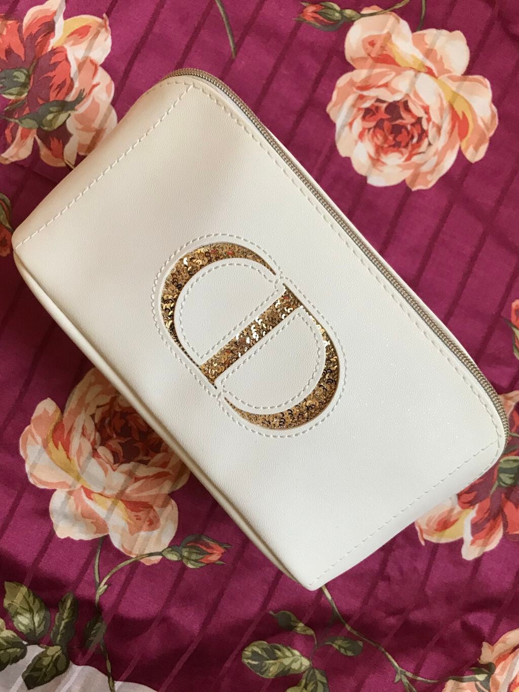 榎本みか on LIPS 「こちらも昨日頂いたディオールの化粧ポーチ👝きらきらしたラメがと..」(1枚目)