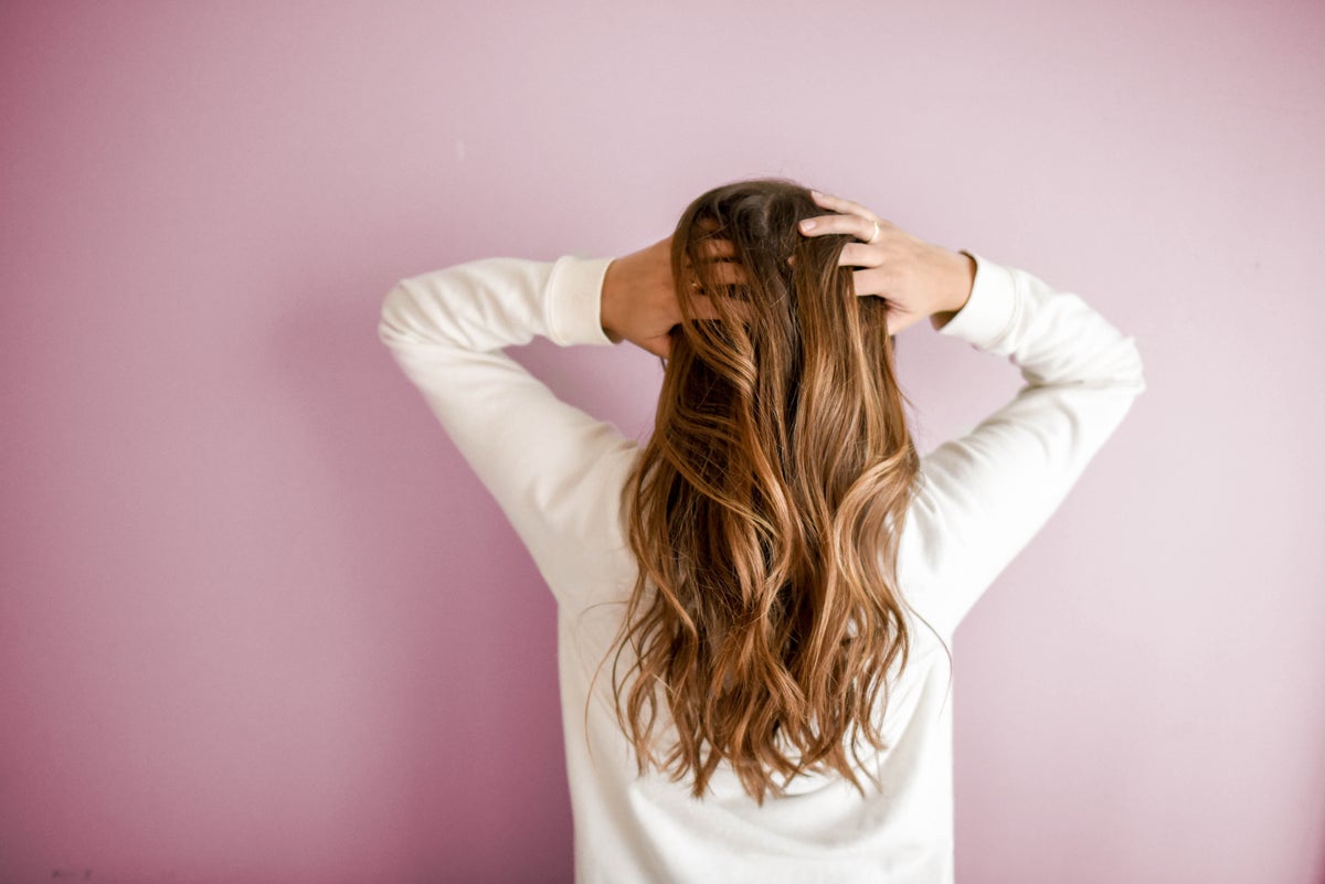 前髪のくせ毛がひどい…うねりや割れる原因を解説！くせ毛を活かす方法も紹介の画像