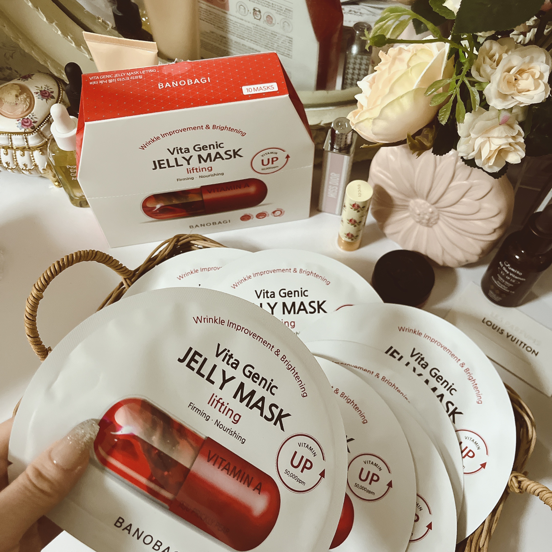 #banobagi の#ビタ ジェニックゼリーマスク の#リフティング を #提供 して頂きました❤️


赤は肌の引き締めとハリとのこで今の自分にぴったりで嬉しい🎶

香りは特になくゼリーとゆうだけあってゼリー状のジェルがぷるんぷるんの