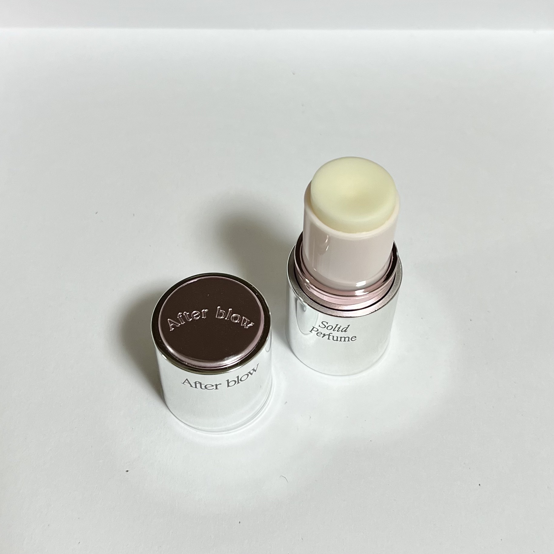 After blow ソリッドパフューム ラブポーションのクチコミ「After blow
ソリッドパフューム 06

持ち運び用に購入

スティックタイプでピンポ.....」（1枚目）