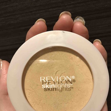 Revlonのスキンライト。
ドラッグストアや大型ショッピングモールなど手軽に買えるのが魅力です。
コンパクトサイズなので私は外出用に使っています。
きめ細かい粒子のパウダーがお肌に密着して長時間メイク