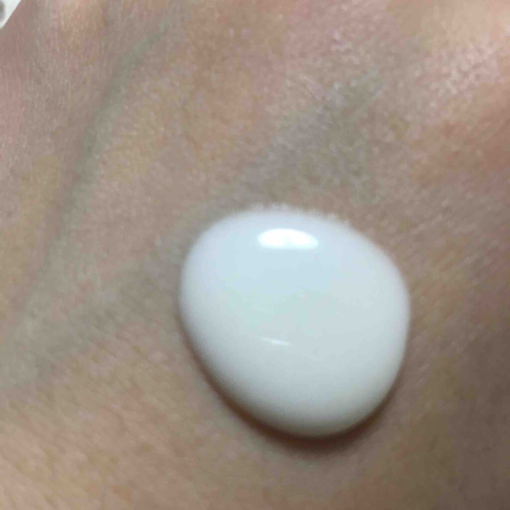 SK-IIのオーラエッセンスです。
これを塗ってから寝ると顔のトーンが明るくなります。
2枚目の写真みたいにちょっともったりした乳白色の美容液で、つけ心地もしっかりとしています。

私は、
化粧水→(パック)→オーラエッセンス→スリーピング