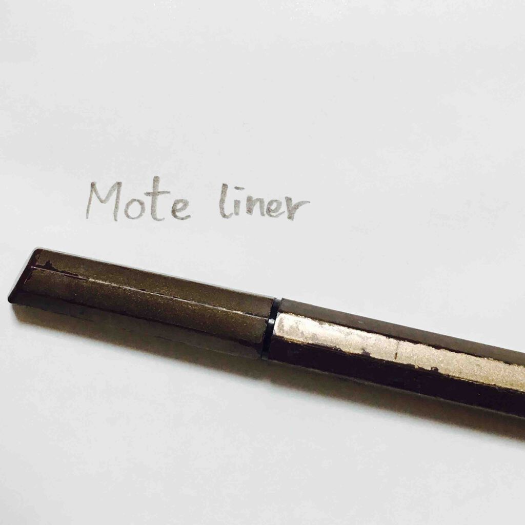 モテライナーのブラウンです。
使いすぎてボロボロになっています(--;)笑

色は2枚目の写真に出てるみたいな、ちょっと黄色が入った茶色で、黄色人種の肌とよく馴染むようになっています。
この色だと、ガッツリラインを引いてもきつくなりすぎず、