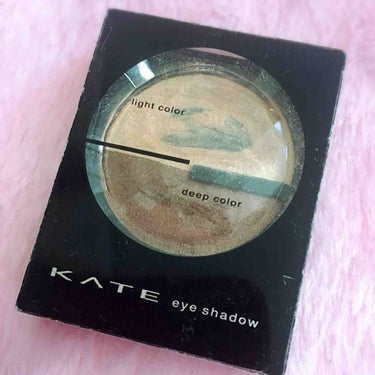 KATEのデュアルブレンドアイズです💓✨
まぶたにすーっと塗るとキラキラなラメでかわいいし大人っぽい、色っぽい目元になります。下の濃いブラウンの方はブラウンのアイライナーとしても使うと優しい目元に見えて