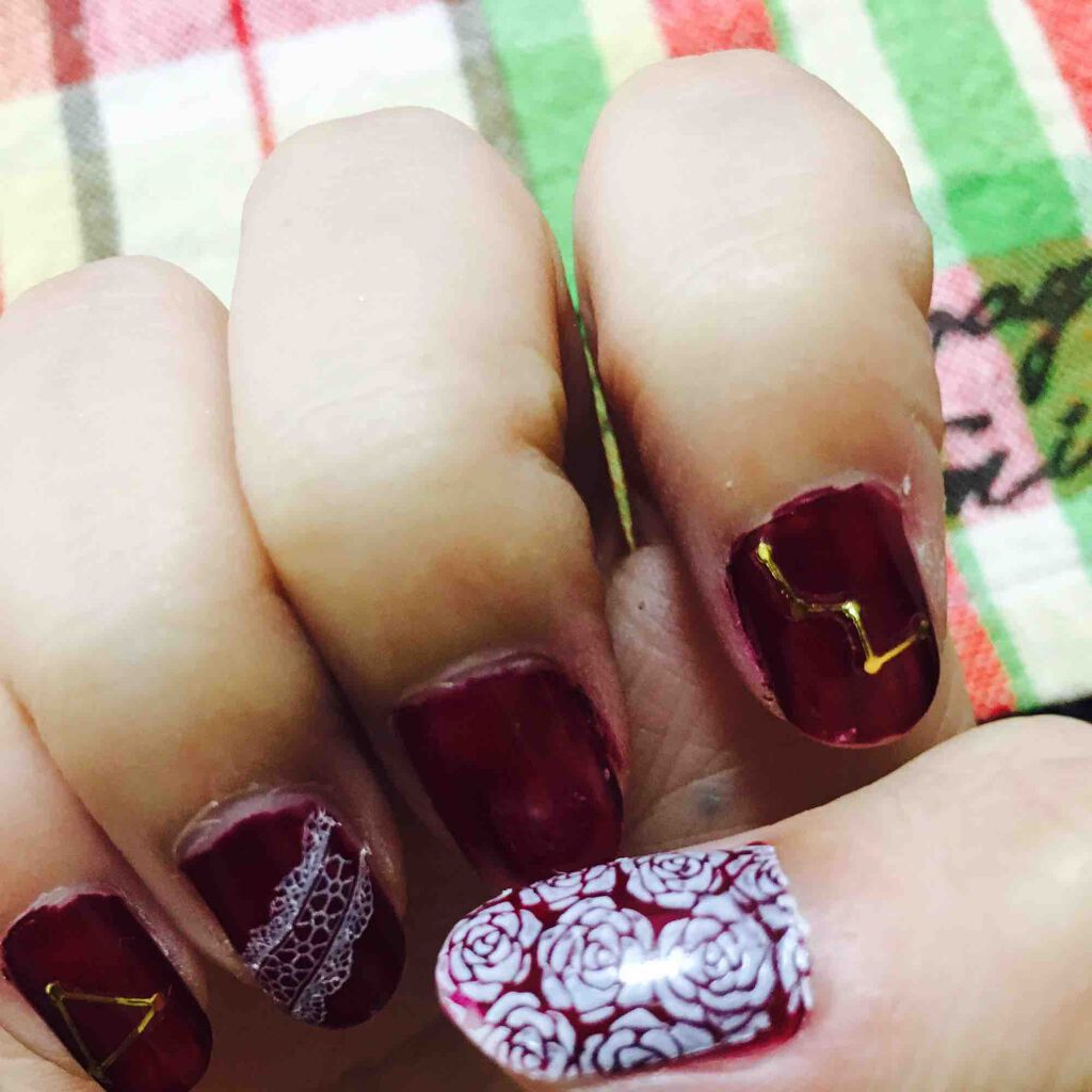 100均のネイルスタンプ。キャンドゥーで買いました。
思ったよりも綺麗に転写できるし、プチプラだし、言うことなしです。

2枚目は自分でやってみた写真ですが、バラ模様とレース模様が綺麗にできてると思います。
不器用で初回でもこのクオリティは