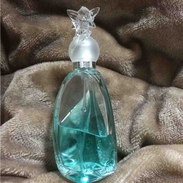 大学生の頃から愛用しているアナスイのシークレットウィッシュ♡
まず、上に妖精さんが乗っているこの瓶がとっても、可愛く部屋にあるだけでテンションが上がります。
匂いもキツくなく、甘すぎないところがお気に入