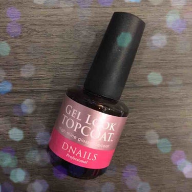 DNAILSのトップコート💅⭐︎
ネイル好きな友人から勧められ使い始めました😊
「GEL LOOK」という名前の通り、これを最後に重ねて塗るとツヤツヤでお店で仕上げてもらったようになります❤️
セルフネ