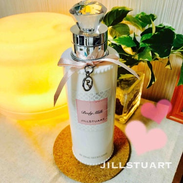 JILLSTUART   BODYMILK💕250ml🌿

このホワイトフローラルの香りが
とっても大好きでリピートしています☺︎
娘がまだ小さくて授乳中なのであまりキツイ匂いは
だめだけどこの優しい香