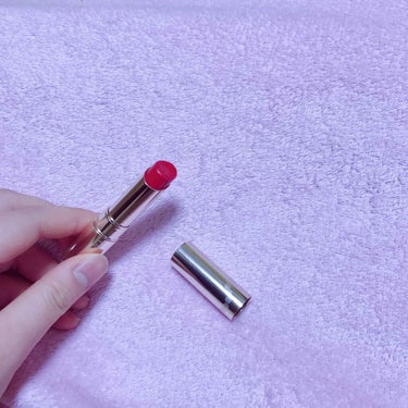 OPERAのリップティント💄カラーは01

ツイッターでも話題になってたから買ってみたけど評判どおりすごくいい！！♡

乾燥防止に無色のリップクリームを塗ったあとにこれを塗ってみたら...思ってたよりス