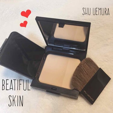 shu uemura デュアル フィット プレスド パウダー  ベージュ🌟
これは2個目リピしました🐰💞
向かって左のパウダーが乾燥する所用のパウダー
やわらかなテクスチャーのパウダーがお肌にフィットし