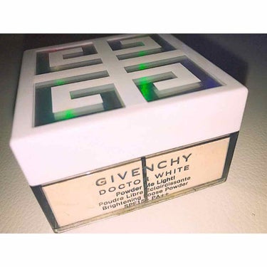 _______________
GIVENCHY👑
_______________

ブライトニングルースパウダー

これすごくかわってて！！！！

容器の中が4つに仕切られてて
出てくるところが
GI