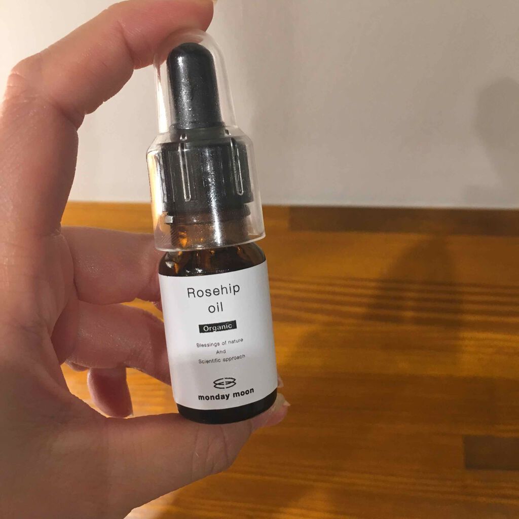 マンデイムーン ローズヒップオイルのクチコミ「マンディムーンのローズヒップオイル♡

夜のスキンケアの最後に手のひらに3滴&化粧水を少し垂ら.....」（1枚目）