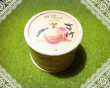 SKINFOOD「Peach Sake Silky Finish Powder」
CCクリームの仕上げに使っています。プチプラだけど価格以上の働き！これで仕上げると10時間後くらいでもサラサラを保ってく