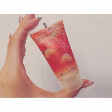 _______________
the body shop
_______________

ボディースクラブ🛁
＊ライチとザクロのジュレ＊

ライチのとってもいい香りです❤️

もったいなくて2週間に