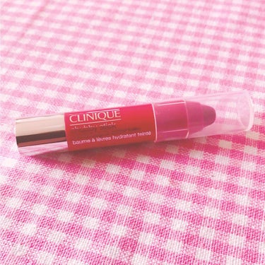 クリニークのクレヨンリップ💄メガメロンです😊💗濃すぎない赤で誰でも似合う色だと思います☺✨私は唇が荒れやすいですが、これは荒れることなく愛用しています😍❣️ツヤも出るし潤いもあるのでマットな感じが好きな