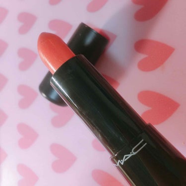 ♡M.A.Cのルージュ・ウルトラプレシャス♡

わたしが初めて買った白味オレンジのルージュ💄🍊

マットな質感で色落ちし辛かったです。 少し乾燥するかな^^; 透明グロスと重ねて使うと幼い感じに仕上がる