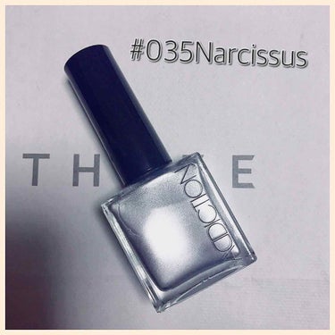 #35 Narcissus すごくメタリックなシルバーです。少し短めにカットしたスクエアの爪に塗るとモードな印象に。ハケの筋を拾う質感なので、うまく塗るのに苦労します💦二度塗り必須です。

オフィスでは