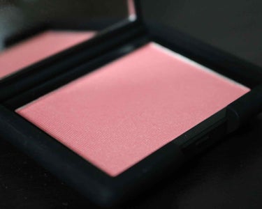 NARS ブラッシュ

今年のSPRING COLLECTIONから新色の4068です🙌

パールとラメが入っているので艶っぽく春らしい頬に仕上げてくれます😊

パールもラメもギラギラしていないのでメイ