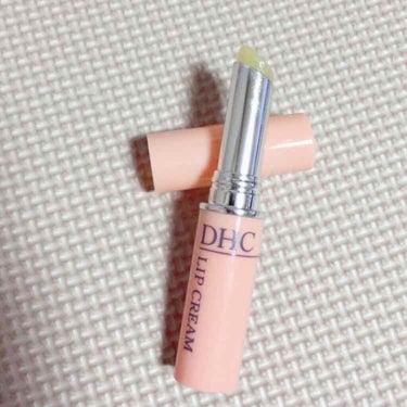 DHCのリップは、もうこれ以外考えられない！！ってくらいにリピしてます💄✨冬は特に乾燥がひどく、どのリップを試しても乾燥した皮が浮いてきちゃうのが悩みでしたがこれは違う🙌
塗るとスーっと唇に馴染んで乾燥