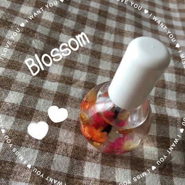 Blossom Cuticle oil♡
甘皮や爪周辺にうるおいを与えてくれます♡
さらりとしたテクスチャーなので、デイリーやオフィスなどにピッタリ‼️また、中にドライフラワーが入っていて、見た目もカワ