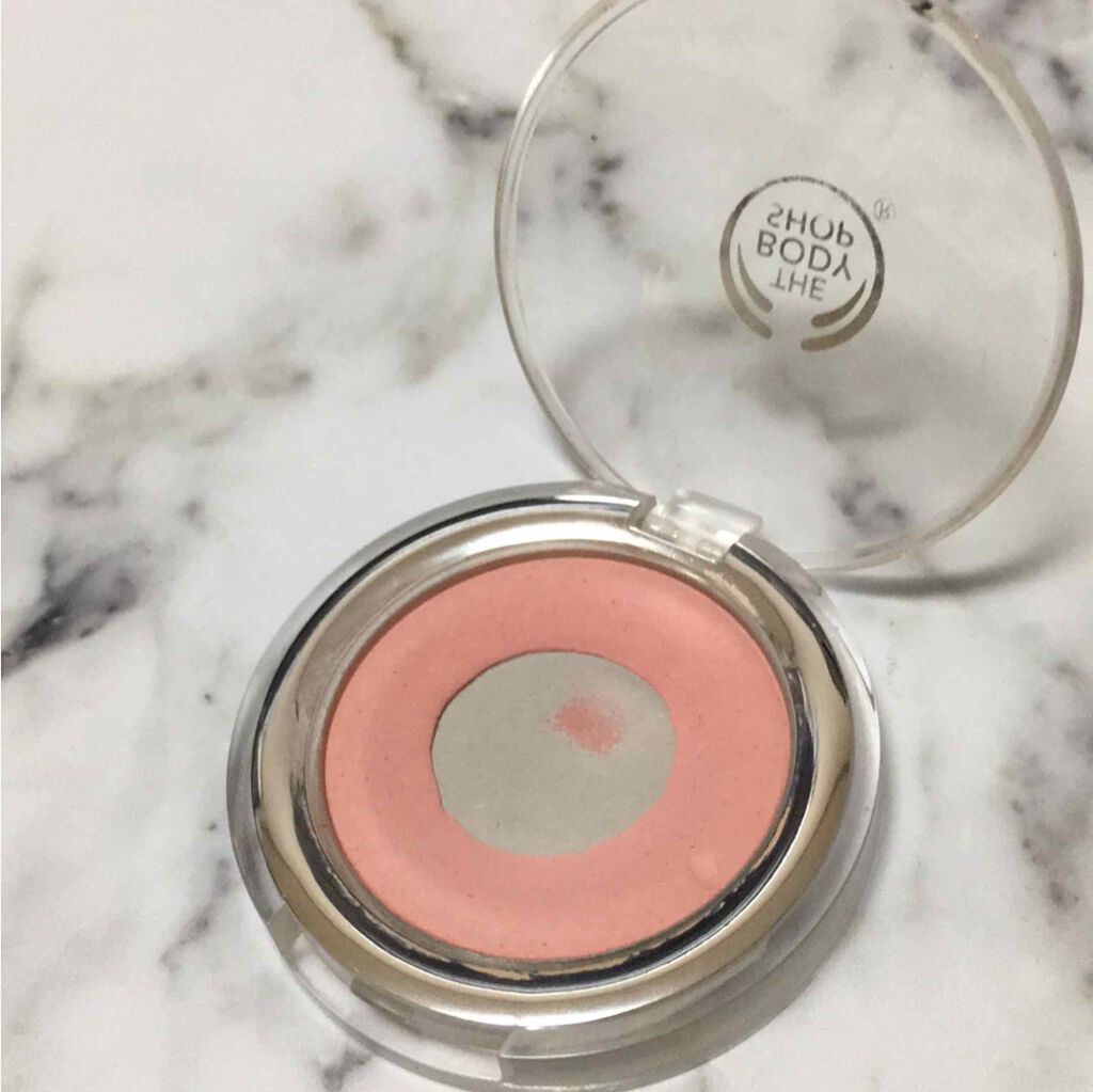 THE BODY SHOP オールインワン チークカラーのクチコミ「THE BODY SHOPのオールインワンチークカラー04
コーラルピンクでふんわりチークにな.....」（2枚目）