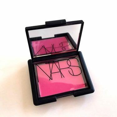 NARS BLUSH 4001N
青み系ピンクのチークです☺️
こちらのチークは見たままの発色も自然な発色も可能な万能アイテム！
軽くのせた時には綺麗な明るいピンクに色付いてナチュラルメイクにももちろん