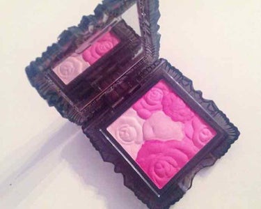 ANNA SUI ローズチークカラー 300 🌹
ローズが可愛い青みピンク系です(ღˇ◡ˇ)
真ん中のローズにわラメが入っていて
キラキラほっぺに😊✨
発色、持ちも抜群に良くてケースも可愛い🎶
濃いめの