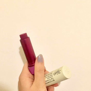 最近買ったキールズのバタースティックリップトリートメント💋
.
先月発売されてすぐに"血色リップ"として話題となり、現在も人気色は入手困難な状況なんだとか、、！💦
レモンバターとココナッツオイルが配合さ