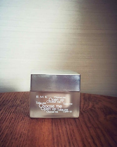 #RMK #ファンデーション
102番を愛用してます！
リキッドが苦手なので、
これを使ってみたら伸びが良くて
毛穴などのカバーもしてくれます。
ロージーローザーのスポンジを水に濡らして
ポンポンすると