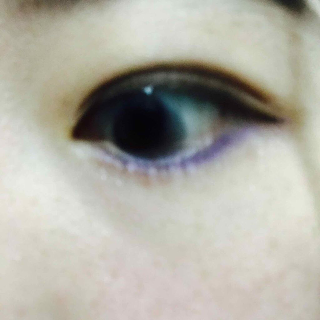 ARTISTRYのアイシャドウです。
母のお下がりです。笑

発色がかなり良くて、アクセントカラーに使ってますヾ(*´▽｀*)ﾉ
最近のお気に入りは、3枚目の写真みたいに目の下にブルーのラインを入れること！
目元がくすんだり、クマができたり