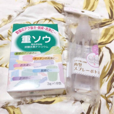 健栄製薬株式会社の重ソウです♡
写真右のようなスプレーボトルに精製水と重曹を混ぜて重曹水を作ります♡

使い道は..衣類の消臭です✨
特に汗の臭いに効果があるということで、洗濯直後の衣類にスプレーしてお