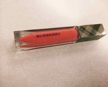 BURBERRY
バーバリーキス グロス NO.57

見たまま発色💄
オフィスメイクに大活躍です！

パッケージも高級感のある
バーバリーらしい上品な感じです😌

#BURBERRY #グロス #デパ