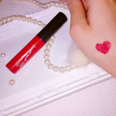 クレヨンタッチミー リップグロス 
💄ルビーレッド💄

100均コスメ、
あまり好きではないのですが

このシリーズは優秀と聞いてから
使うようになりました！

この発色！素晴らしいですよね🍒
ツヤ感は