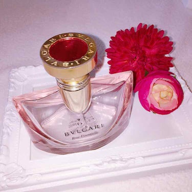 BVLGARI のオードパルファム
ローズエッセンシャルをご紹介します🌹

濃厚な薔薇の香りです✨

もわっとした重めの香りなので、
好みは結構別れると思いますが
フローラル系で上品さはありますよ〜！
