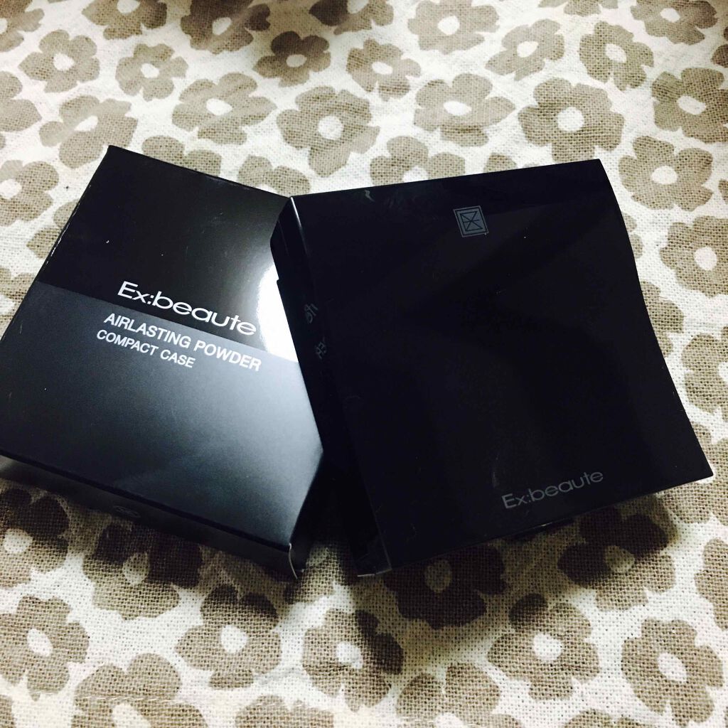 エクスボーテのお粉です。
ここのベースメイクは舞台やドラマのメイクによく使われていて、化粧くずれしにくいのが特徴です。
夏でも、エアコンが効いてるところでも、どんなところでもとにかく化粧が崩れない！
女子の強い味方です。
ここのリキッドファ