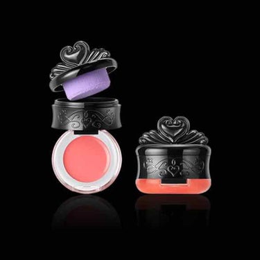 ANNA SUI クリーム チーク カラー 301
頂き物なのですが開けてびっくりスポンジがすっごいかわいい、、！えっ、、いい匂い、、！と二重のびっくり！
頬につけてみたら少し硬めなんですがスッと馴染ん