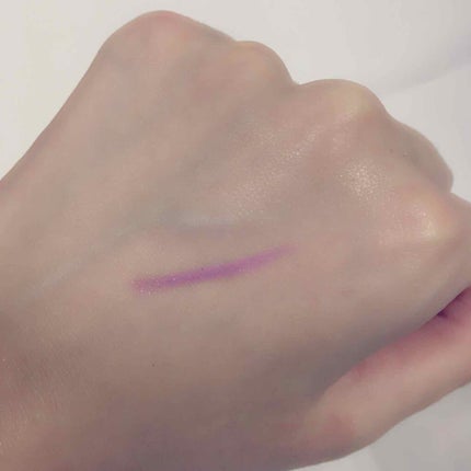 キャンドゥ アイライナーペンシルのクチコミ「キャンドゥのカラーアイライナーパープルです!繰り出し型のペンになっていて細くて書きやすいです✨.....」(2枚目)