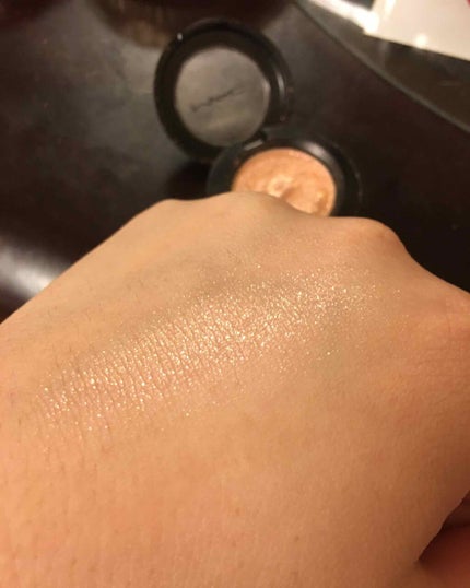 ダズルシャドウ/M・A・C/単色アイシャドウを使ったクチコミ(2枚目)