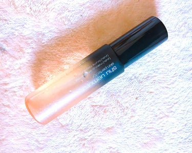 shu uemura のパーフェクターミスト(柚の香り)です^ ^私は化粧後に2プッシュと寝る前に2プッシュしていますーっ！香りも他に3種類あってどれも和風ですごくいい香りです！！

私は乾燥肌なのです