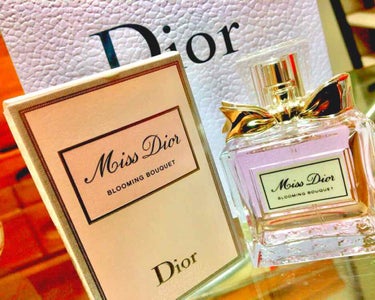 Diorから出ております

〝ミスディオール ブルーミング ブーケ オードゥ トワレ(50ml)〟

何と言っても香りが良いです。キツすぎない甘すぎない女性らしい優しい香りがとても好きです。

内容量も